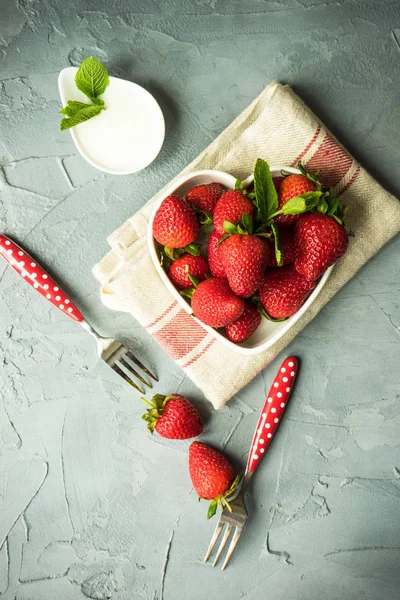 Heart Shaped Bowl Fresh Organic Strawberry Mint Herb Amd Cream — Stock Photo, Image