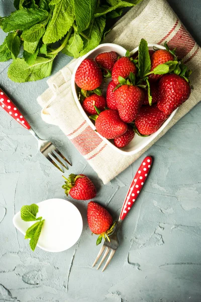 Hjärtformad Skål Med Färsk Ekologisk Jordgubb Mint Ört Amd Grädde — Stockfoto