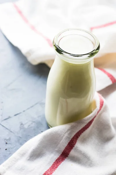 Vintage Botol Susu Sebagai Konsep Makanan Sehat Dengan Ruang Fotokopi — Stok Foto