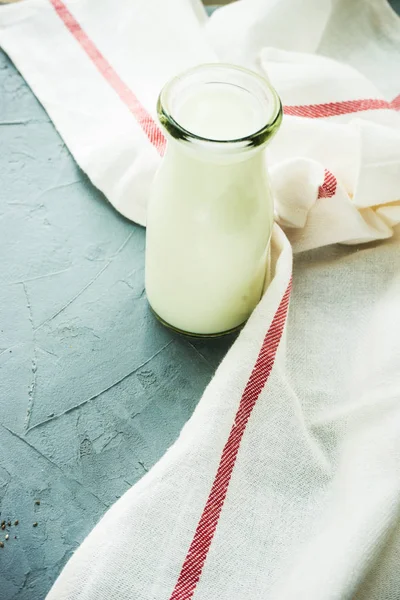 Vintage Botol Susu Sebagai Konsep Makanan Sehat Dengan Ruang Fotokopi — Stok Foto