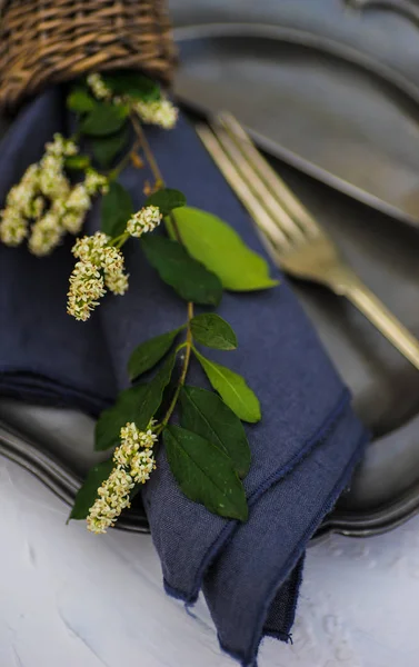 Sommar Blommor Rustik Dukning Vit Betong Bakgrund Med Kopia Utrymme — Stockfoto