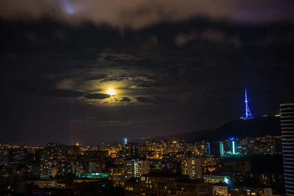 Nocne Niebo Gwiazdy Księżyc Nad Nowym Centrum Miasta Tbilisi Georgia — Zdjęcie stockowe