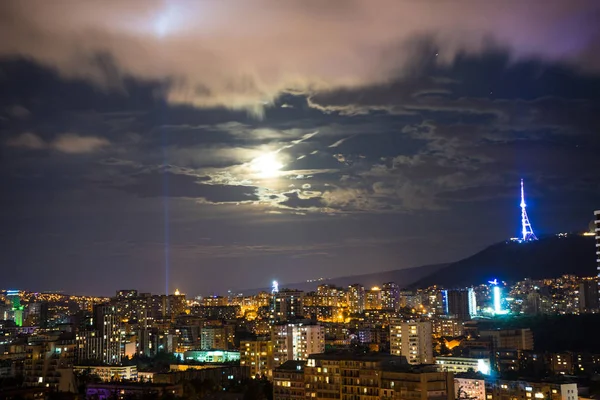 Céu Noturno Com Estrelas Lua Sobre Novo Centro Cidade Tbilisi — Fotografia de Stock