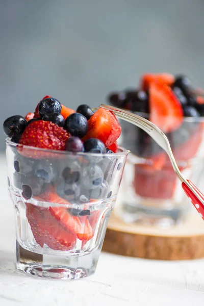 Postre Frutas Verano Con Arándanos Fresas Sobre Fondo Hormigón Blanco — Foto de Stock