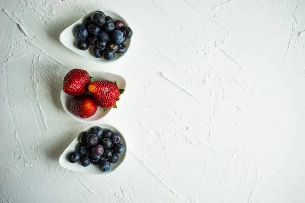 Sobremesa Frutas Verão Com Mirtilos Morangos Fundo Concreto Branco — Fotografia de Stock