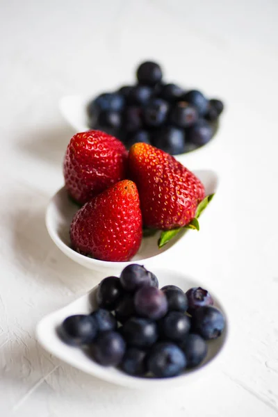 Summer Fruit Dessert Blueberries Strawberries White Concrete Background — Stock Photo, Image