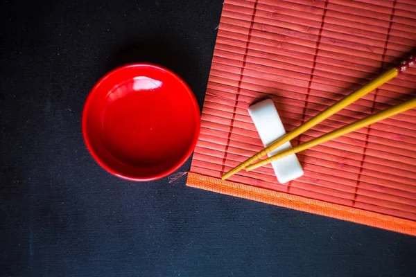 赤い色で箸でアジア料理ディナーのテーブルセッティング — ストック写真
