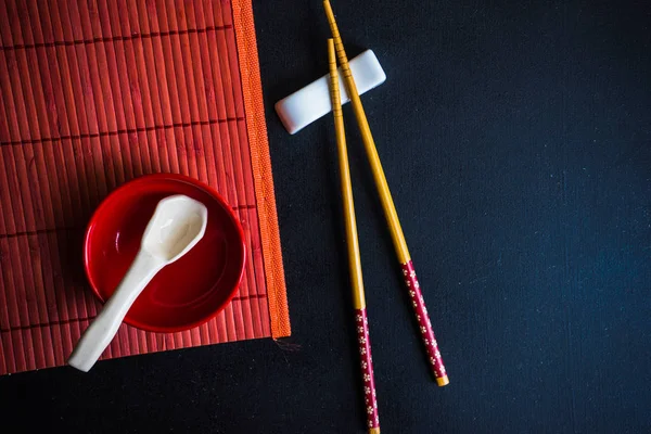 Instelling Van Tabel Rode Kleur Voor Aziatische Keuken Eten Met — Stockfoto