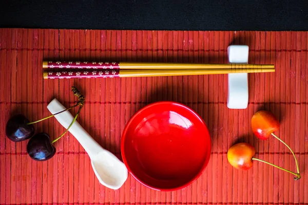 Instelling Van Tabel Rode Kleur Voor Aziatische Keuken Eten Met — Stockfoto