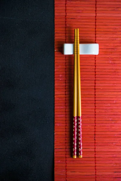 赤い色で箸でアジア料理ディナーのテーブルセッティング — ストック写真