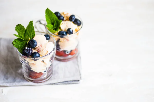 Semmer Postre Helado Casero Con Arándanos Frescos Fresas Decoradas Con — Foto de Stock