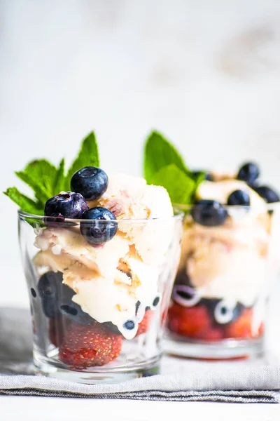 Semmer Postre Helado Casero Con Arándanos Frescos Fresas Decoradas Con — Foto de Stock