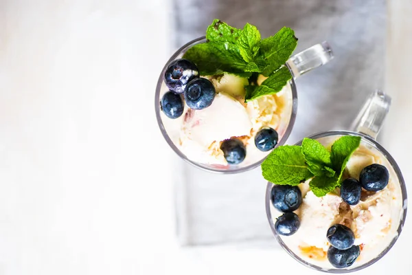 Semmer Postre Helado Casero Con Arándanos Frescos Fresas Decoradas Con — Foto de Stock