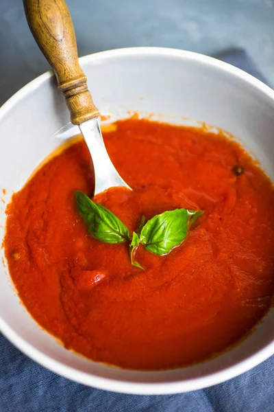 Traditionele Spaanse Tomatenroomsoep Gazpacho Keramische Kom Concrete Achtergrond Met Kopie — Stockfoto