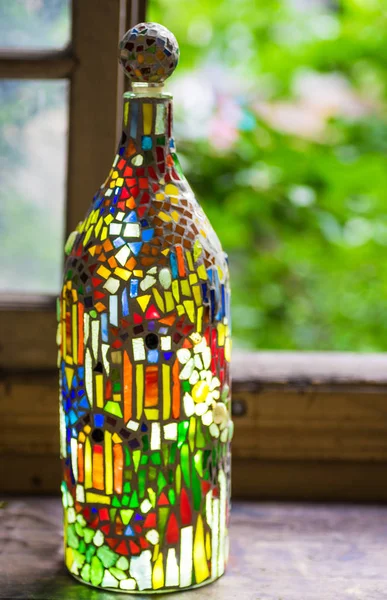 Mosaikelemente Der Rustikalen Lampe Auf Holzhintergrund Geöffnetes Fenster Altem Haus — Stockfoto