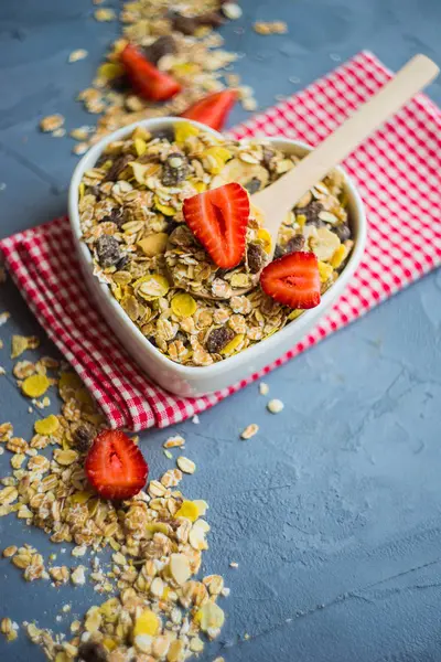 Gesundes Frühstückskonzept Mit Haferflocken Und Erdbeeren Auf Betontisch — Stockfoto