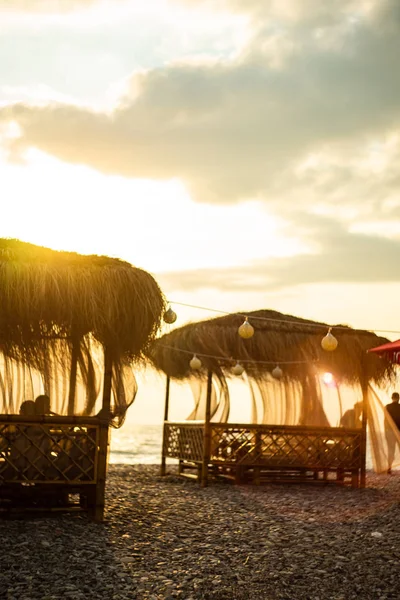 Μπανγκαλόου Στην Παραλία Άχυρο Στέγη Μια Ακτή Στο Ηλιοβασίλεμα — Φωτογραφία Αρχείου