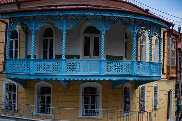 Słynną Rzeźbę Niebieski Balkonem Centrum Tbilisi Georgia — Zdjęcie stockowe