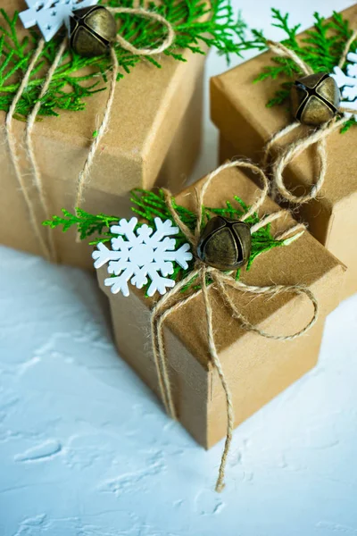 Kerst Frame Met Geschenkdozen Christmas Decor Achtergrond Van Witte Cocnrete — Stockfoto