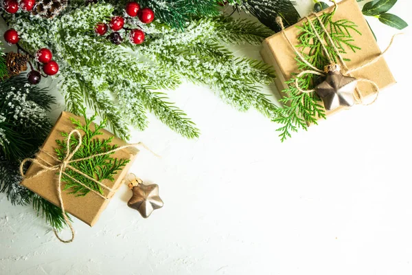 Χριστουγεννιάτικο Καρέ Κουτιά Δώρων Και Διακόσμηση Για Χριστούγεννα Φόντο Λευκό — Φωτογραφία Αρχείου