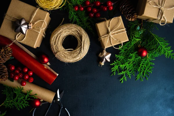 Weihnachtsrahmen Mit Geschenkschachteln Und Weihnachtsdekor Auf Tafel Mit Kopierraum — Stockfoto