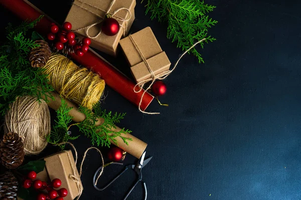 Weihnachtsrahmen Mit Geschenkschachteln Und Weihnachtsdekor Auf Tafel Mit Kopierraum — Stockfoto