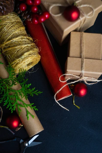 Weihnachtsrahmen Mit Geschenkschachteln Und Weihnachtsdekor Auf Tafel Mit Kopierraum — Stockfoto