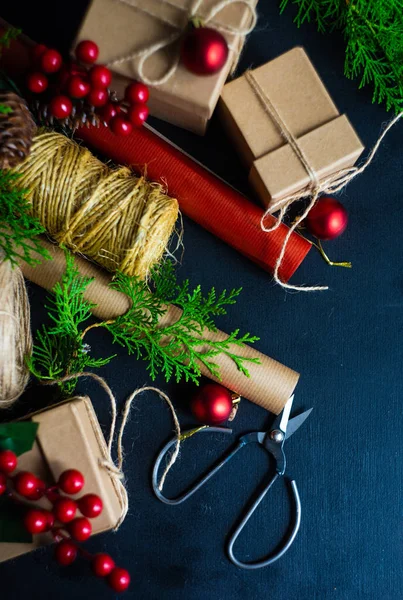 Weihnachtsrahmen Mit Geschenkschachteln Und Weihnachtsdekor Auf Tafel Mit Kopierraum — Stockfoto