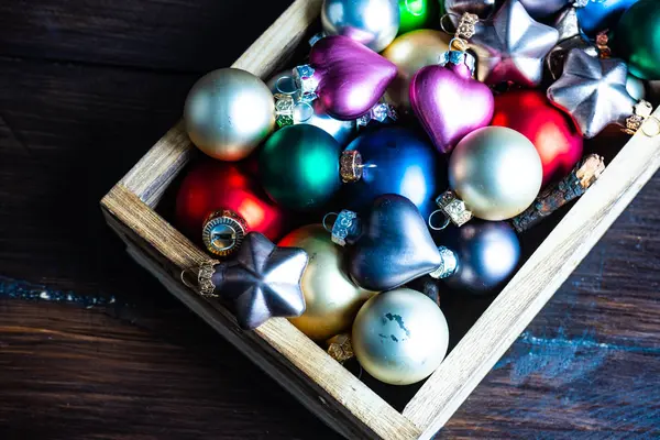 圣诞假期概念与老式木盒充满明亮的圣诞球 — 图库照片