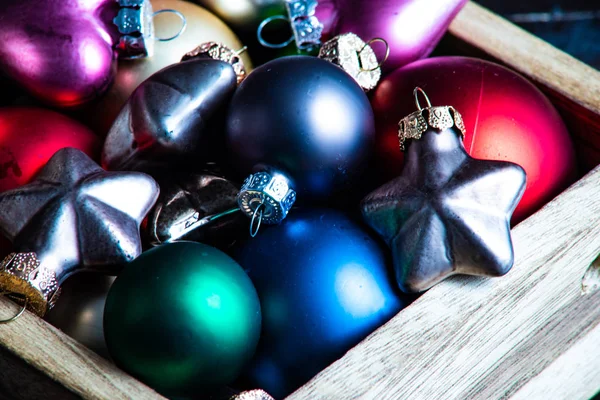 Conceito Férias Natal Com Caixa Madeira Vintage Cheia Bolas Natal — Fotografia de Stock