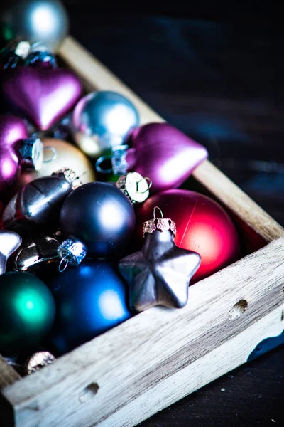 明るいクリスマス ボールのヴィンテージの木製の箱のクリスマス休日コンセプト — ストック写真