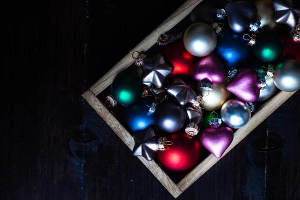 Concepto Navideño Con Caja Madera Vintage Llena Bolas Navidad Brillantes — Foto de Stock