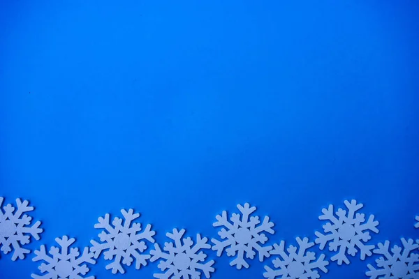 Vánoční Rámeček Dekorem Bílá Dovolená Modrém Podkladu Kopií Prostor — Stock fotografie
