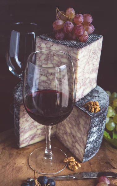 Saperavi 果物や素朴な背景にスパイスとワインで有名なグルジアの Suluguni チーズ チーズ コンセプト — ストック写真