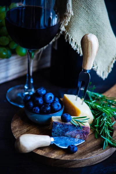 Saperavi 果物や素朴な背景にスパイスとワインで有名なグルジアの Suluguni チーズ チーズ コンセプト — ストック写真