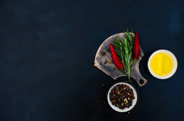 Концепція Приготування Органічної Їжі Свіжими Спеціями Темному Фоні Копійкою — стокове фото