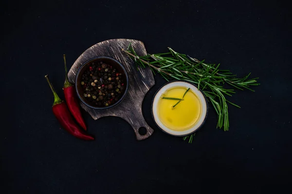 Concepto Cocina Ecológica Con Especias Frescas Sobre Fondo Oscuro Con —  Fotos de Stock