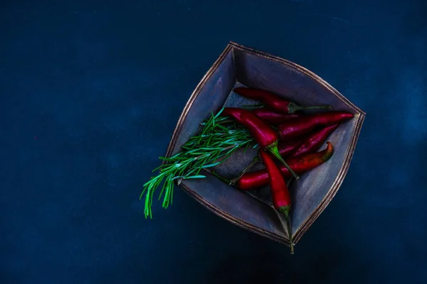 Conceito Culinária Alimentos Orgânicos Com Especiarias Frescas Fundo Escuro Com — Fotografia de Stock