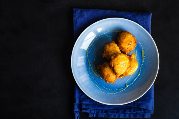 Donuts Miel Faits Maison Sur Une Assiette Céramique Avec Miel — Photo