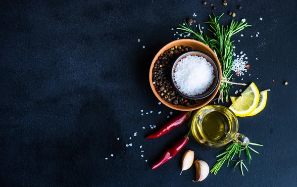 Ervas Especiarias Fundo Madeira Escura Como Conceito Ingredientes Culinários Com — Fotografia de Stock