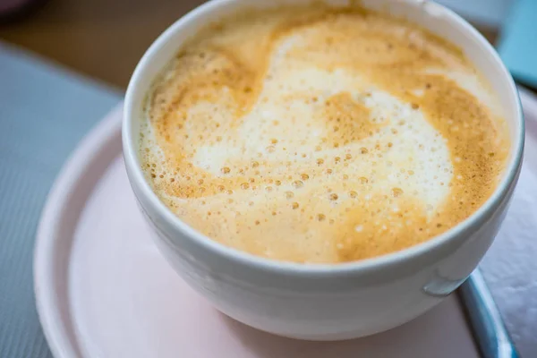 Sabrosa Bebida Capuchino Taza Rosa Ceraim Sobre Fondo Rústico Con —  Fotos de Stock