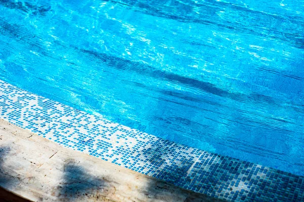 有清澈蓝水的室外游泳池的暑假卡 — 图库照片