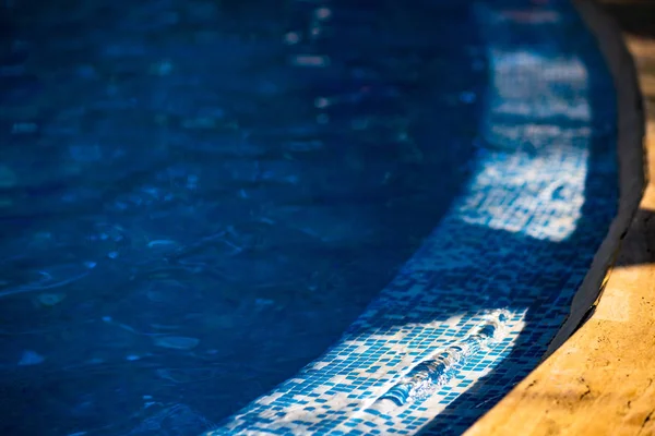 Zomer Vakantie Kaart Met Openlucht Zwembad Met Helder Blauw Water — Stockfoto