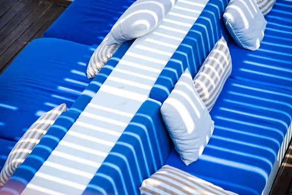 Zona Lounge Lato Spiaggia Con Divani Blu Bianchi — Foto Stock