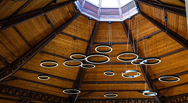 Круглые Лампы Деревянная Крыша Тропический Интерьер — стоковое фото