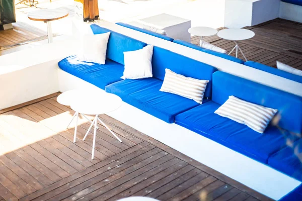 Strandlounge Zone Mit Blauen Und Weißen Sofas — Stockfoto