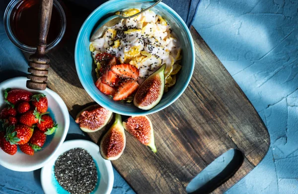 Desayuno Saludable Tradicional Con Fresas Higos Orgánicos Frescos Semillas Chía — Foto de Stock