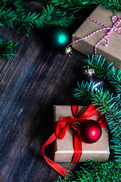 Kerstlijst Met Geschenkdozen Ballen Kerstboom — Stockfoto