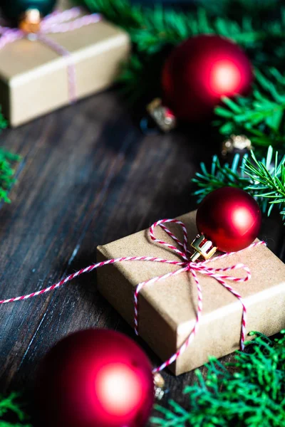 Χριστουγεννιάτικο Πλαίσιο Κουτιά Δώρων Μπάλες Και Χριστουγεννιάτικο Δέντρο — Φωτογραφία Αρχείου