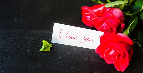 红玫瑰作为礼物献给心爱的节日理念 — 图库照片